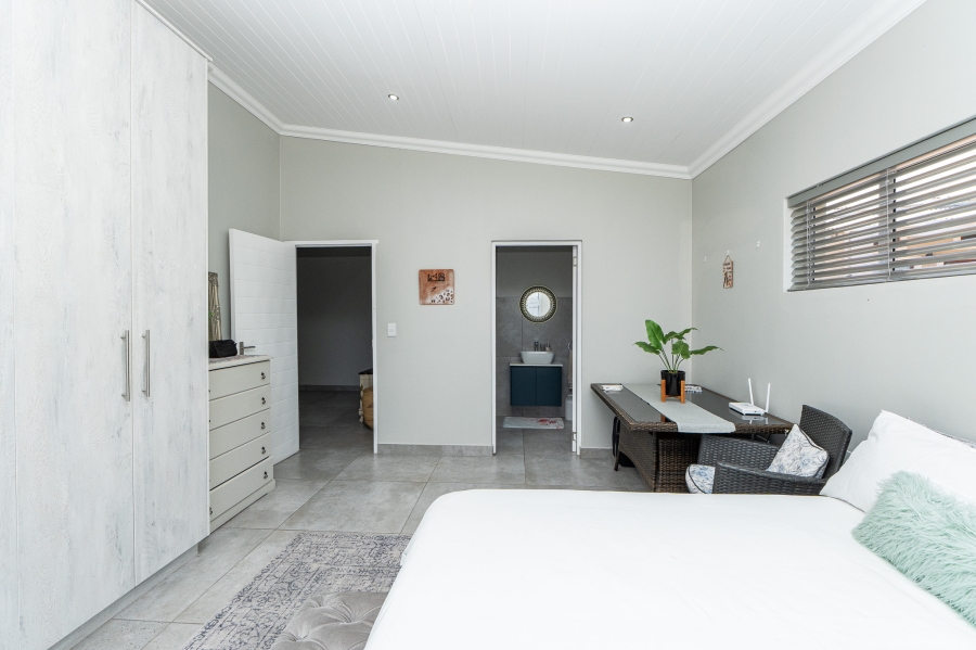 5 Bedroom Property for Sale in Myburgh Park Western Cape